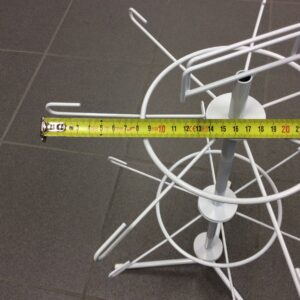 Counter display with fixed single hooks